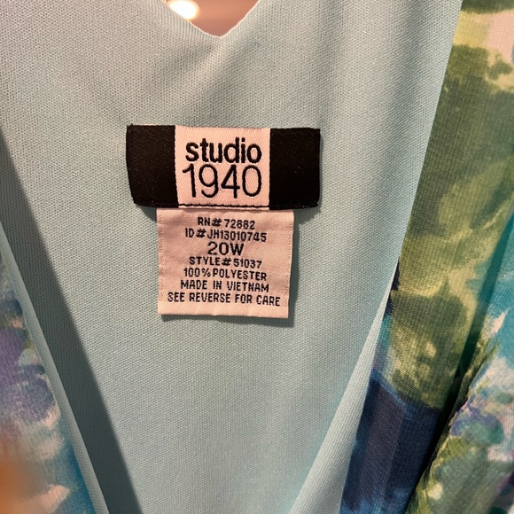 - Sleeveless watercolor womens dress. Size 20wHas a light blue under dress… - Picture 6 of 9